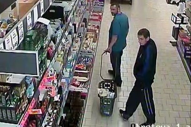Ci mężczyźni ukradli alkohol o wartości 1300 złotych, szuka ich policja w Cieszynie ZDJĘCIA SPRAWCÓW