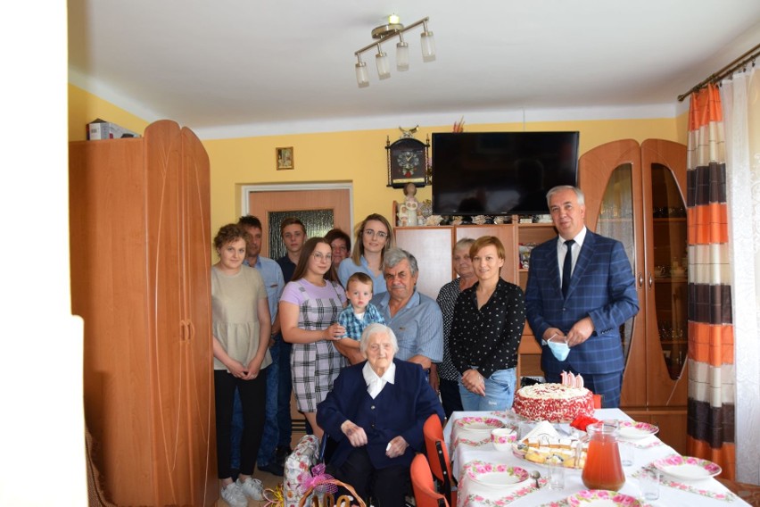 Zofia Mentel z gminy Gołcza setne urodziny obchodziła trzy miesiące później. Życzenia Jubilatce złożył wójt gminy