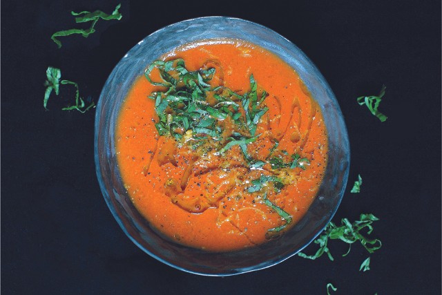 Pożywna zupa z papryki i pomidorów to pyszne danie na romantyczną kolację.