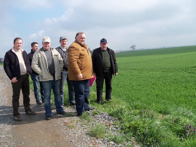 W tym miejscu biegnie jedna ze spornych wodnic - pokazują rolnicy z Browińca, którzy nie chcą, aby prowadzono nimi kable do elektrowni wiatrowych.