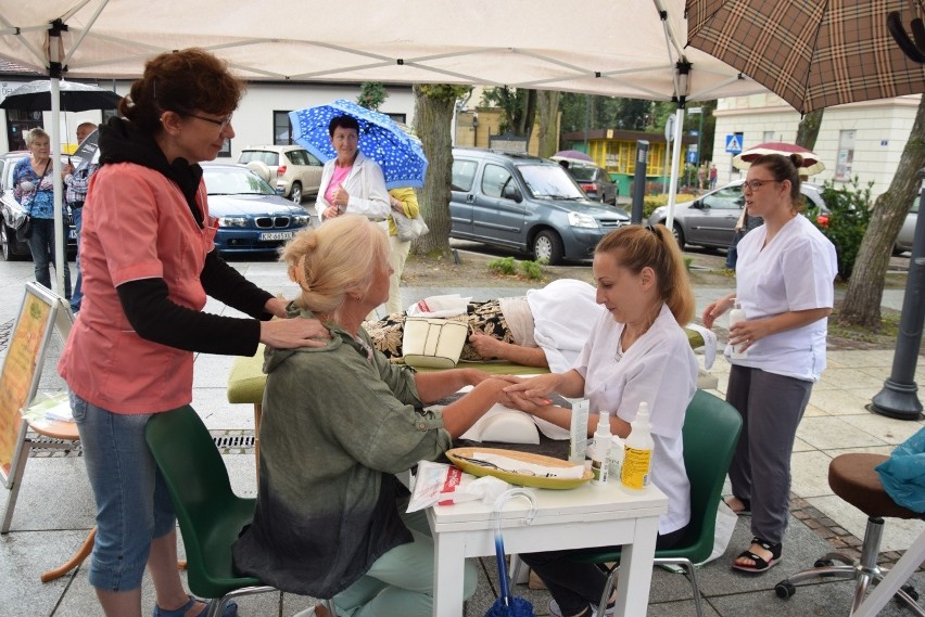 Seniorzy na koncercie Waweli. Krzeszowickie integracje z tańcami przed sceną [ZDJĘCIA]