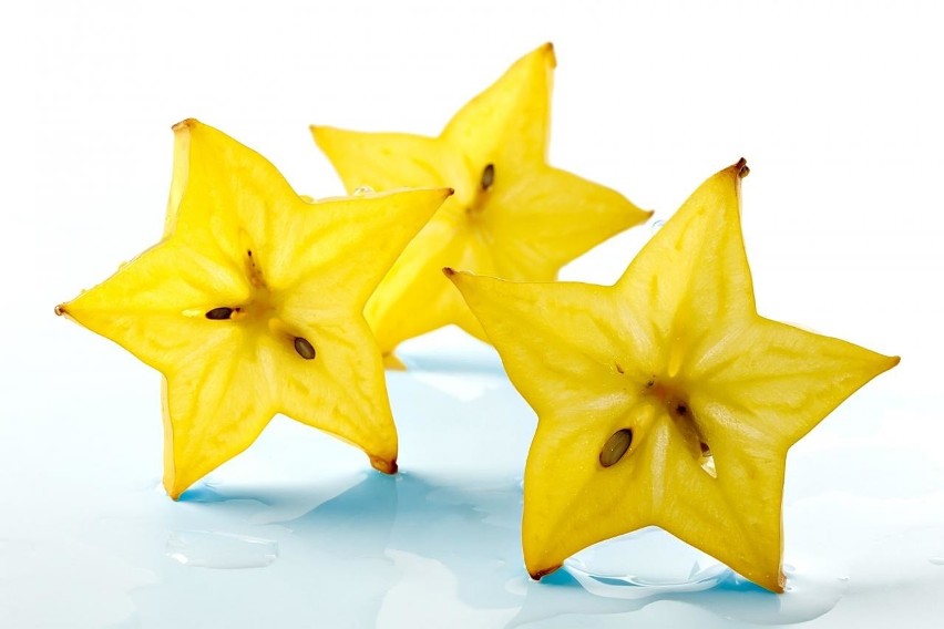 Po przekrojeniu owoc karamboli ma kształt gwiazdy. Dlatego...