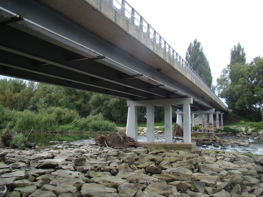 Most na Sole w Łękach w ciągu drogi 949 został zamknięty. Rusza przebudowa przeprawy, która od dłuższego czasu była złym stanie [ZDJĘCIA]