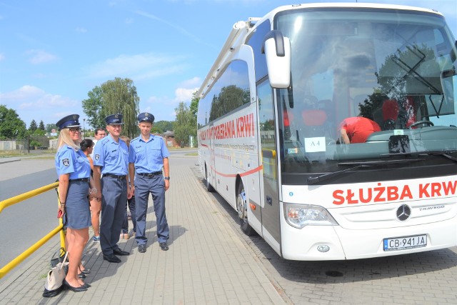 W kolejce przed ambulansem pracowników koronowskiej służby więziennej