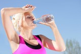 Jaka woda do picia jest najzdrowsza? Jakie rodzaje wybierać, by się nawodnić? Tym różnią się woda mineralna, filtrowana, alkaliczna i inne