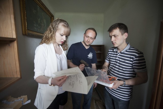 Od lewej Paulina Machera, Marcin Sobiczewski i Piotr Ziółkowski podczas remontu mieszkania Zbigniewa Kruk-Strzebońskiego