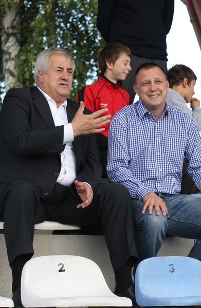 Paweł Kryszałowicz (z prawej), prezes Gryfa Słupsk mecz oglądał razem z Maciejem Kobylińskim, prezydentem Słupska.