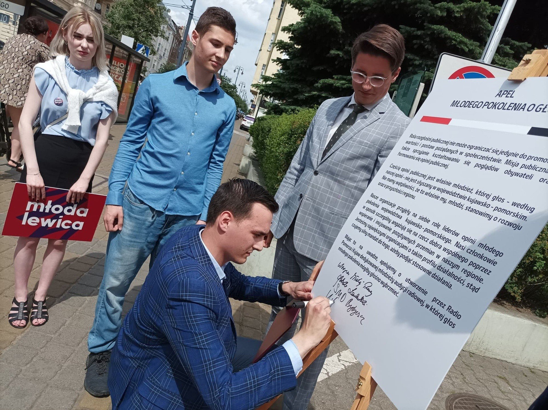 Działacze Młodej Prawicy, Młodej Lewicy i Młodzi Demokraci chcą w Radio PiK  mieć własną audycję | Gazeta Pomorska