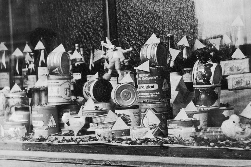 Sprzedaż towarów spożywczych w Warszawie przed Świętami Wielkanocnymi (1948 rok)