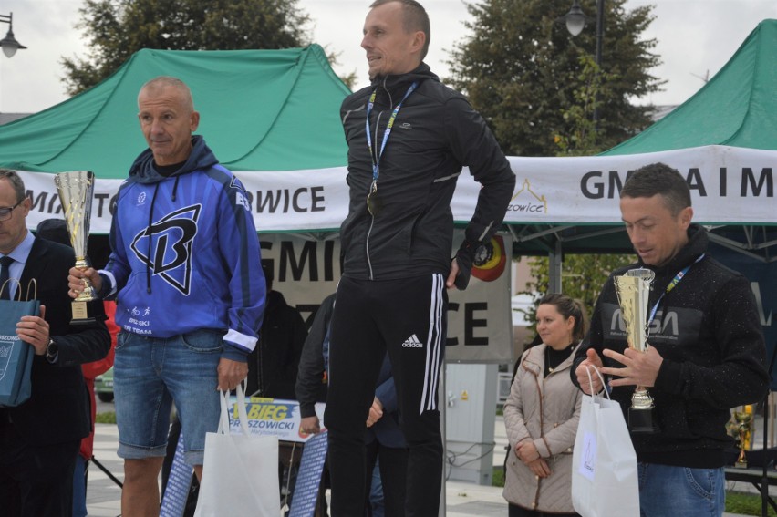 Podium biegu na 10 km w kategorii open. Od lewej Grzegorz...