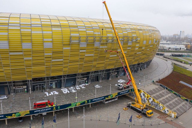 Gdańsk. Ogromny dźwig pojawił się pod stadionem. Rozpoczęły się prace montażu logotypu na Polsat Plus Arenie. ZDJĘCIA