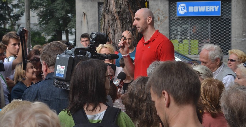 Marcin Gortat oprowadzał łodzian po Bałutach.