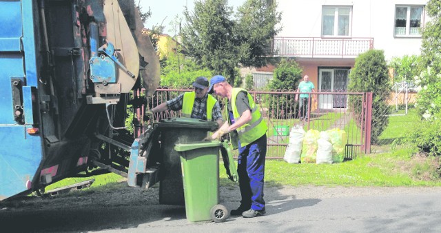 Miejski Zakład Usługowy odbiera odpady; tu w Rzozowie