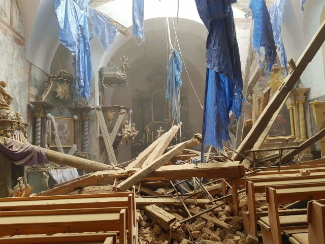 Wnętrze kościoła zaraz po katastrofie budowlanej 4 czerwca 2018.