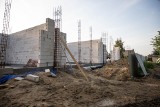 Mury nowego przedszkola w Wolbromiu pną się do góry. Placówka będzie gotowa na wrzesień tego roku. Zobacz zdjęcia 