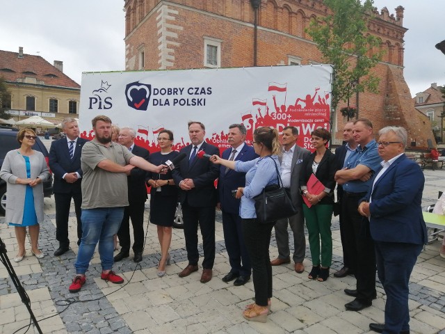 W Sandomierzu  działacze Prawa i Sprawiedliwości przekonywali o słuszności głosowania na ich partię jako tę - jak powiedział poseł Marek Kwitek - przy mikrofonie , która spełnia swoje obietnice i ma plan na dalszy rozwój kraju.