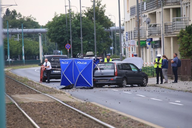Do tragicznego w skutkach wypadku doszło w poniedziałek 1 sierpnia na ulicy Grunwaldzkiej w Poznaniu. Trzy osoby zostały poszkodowane, jedna nie żyje.Kolejne zdjęcie --->