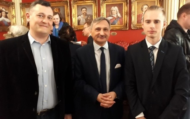 Kamil Dryja, wraz z opiekunem Mariuszem Żabińskim (z lewej) otrzymali też gratulacje od wiceministra edukacji Marcina Kopcia.