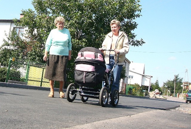 Spacer utwardzoną ulicą . Na zdjęciu Jolanta Dąbek i Danuta Lipińska z wnuczkiem Konradem w wózeczku