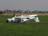 Wypadek na lotnisku w Inowrocławiu. Samolot wylądował do góry kołami [zdjęcia]