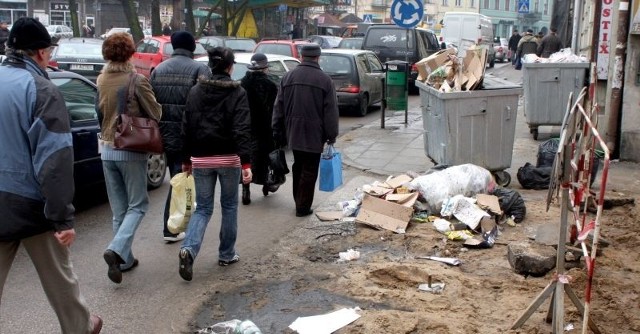 Kielczanie omijając śmieci na chodniku muszą przejść ulicą.
