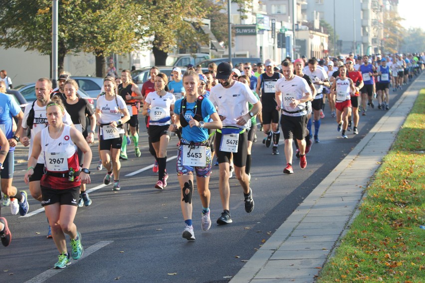 Zdjęcia z maratonu w Poznaniu 2018 - biegacze na pierwszym...