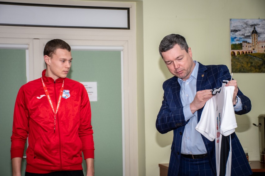 Wójt Nowin Sebastian Nowaczkiewicz pogratulował medalistom Młodzieżowych Mistrzostw Polski w futsalu z GKS Futsal Invex Remedies [ZDJĘCIA]