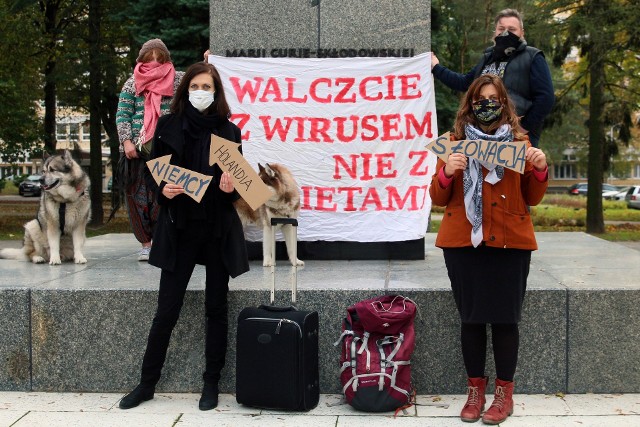 Niemal w rocznicę „Czarnego Poniedziałku” odbył się spontaniczny, symboliczny i błyskawiczny protest-happening pod pomnikiem Marie-Curie Skłodowskiej w Lublinie