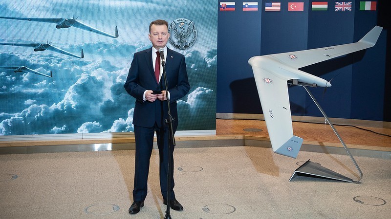 Minister Mariusz Błaszczak prezentuje nowego drona