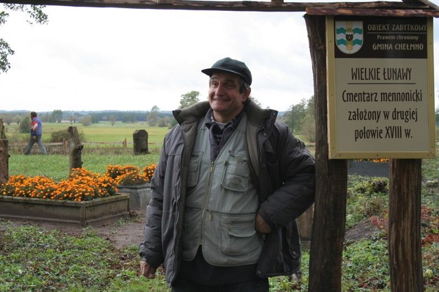 Zbigniew Kiljan przed cmentarzem mennonickim w Wielkich Łunawach, na którym ciągle trwają prace