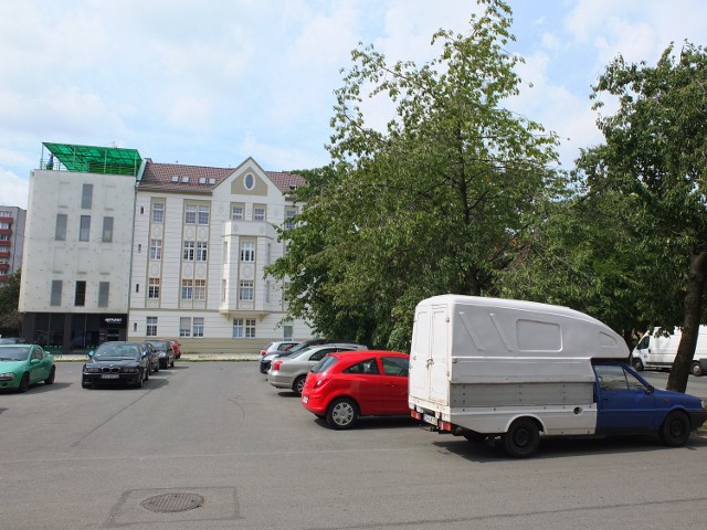 Parking na ulicy Kośnego na razie jest bezpłatny.