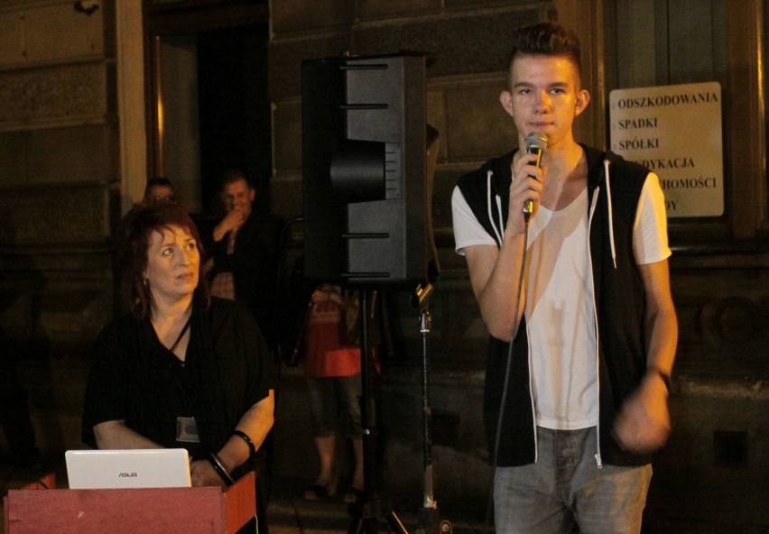 Manifestacja "Łańcuch Światła" w Radomiu. Kilkaset osób protestowało w obronie wolnych sądów