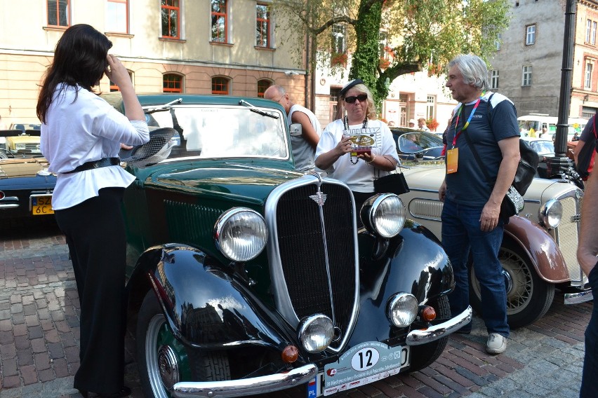 Rajd Pojazdów Zabytkowych w Bielsku-Białej. Konkurs elegancji, że aż dech zapierało [ZDJĘCIA]