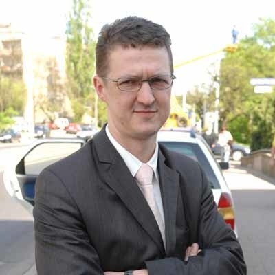 Paweł Jakubowski ma 36 lat. W Zakładzie Gospodarki Mieszkaniowej pracuje od 1996 r., dyrektorem został pod koniec 2005 r. Mieszka przy al. Konstytucji 3 Maja.