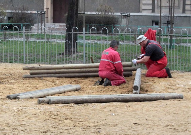 W piątek pracownicy Zakładu Usług Komunalnych naprawiali sprzęty na placu zabaw przy ulicy Planty.