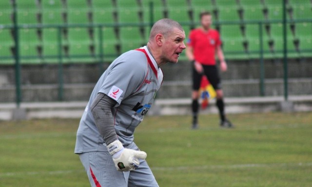 Legendarny bramkarz Stali Stalowa Wola Tomasz Wietecha (szary strój) typuje, że zielono-czarni pokonają Siarkę 2:0.