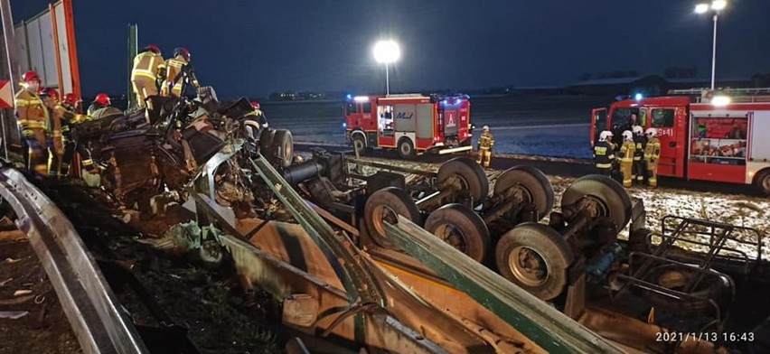 Ciężarówka, która zjeżdżała z A2 na drogę S5 w kierunku na...