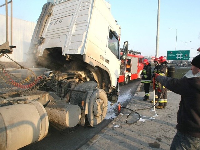 Kłopoty z silnikiem w ciężarowym volvie sprawiły, że musieli interweniować strażacy.