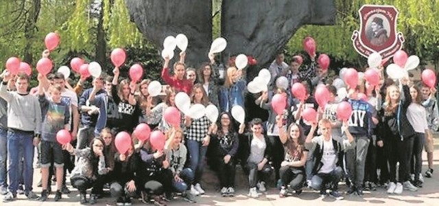 Uczniowie Gimnazjum numer 1 imienia Jana Długosza z Sandomierza przed miejscowym pomnikiem upamiętniającym nauczycieli - ofiary faszyzmu z okresu II wojny światowej.