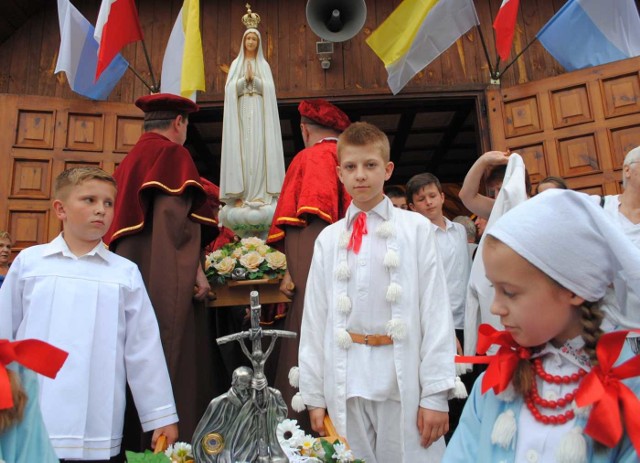 Relikwie świętego Jana Pawła II wprowadzane do kościoła Matki Bożej Fatimskiej w Nisku.