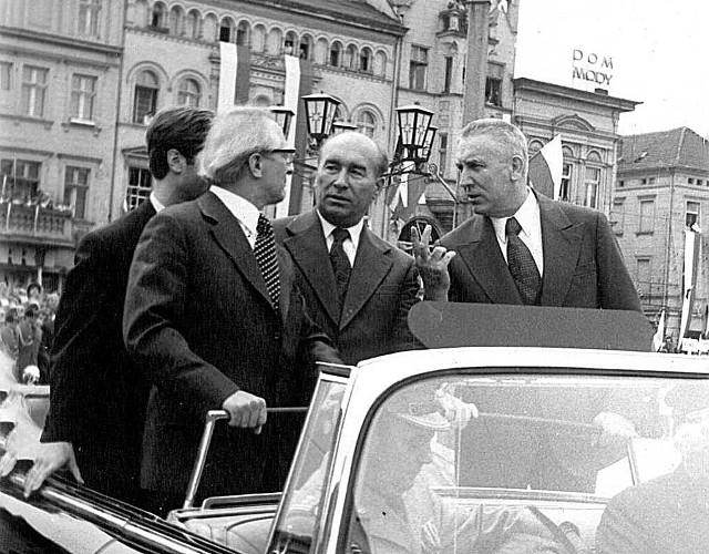 Na bydgoskim Starym Rynku: od lewej Erich Honecker, Józef Majchrzak i Edward Gierek.