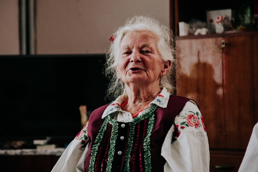 Zespół Guzowianki z gminy Orońsko przypomina dawnych muzyków i melodie. Gościł u państwa Gawędów w Wysokiej. Zobacz wideo