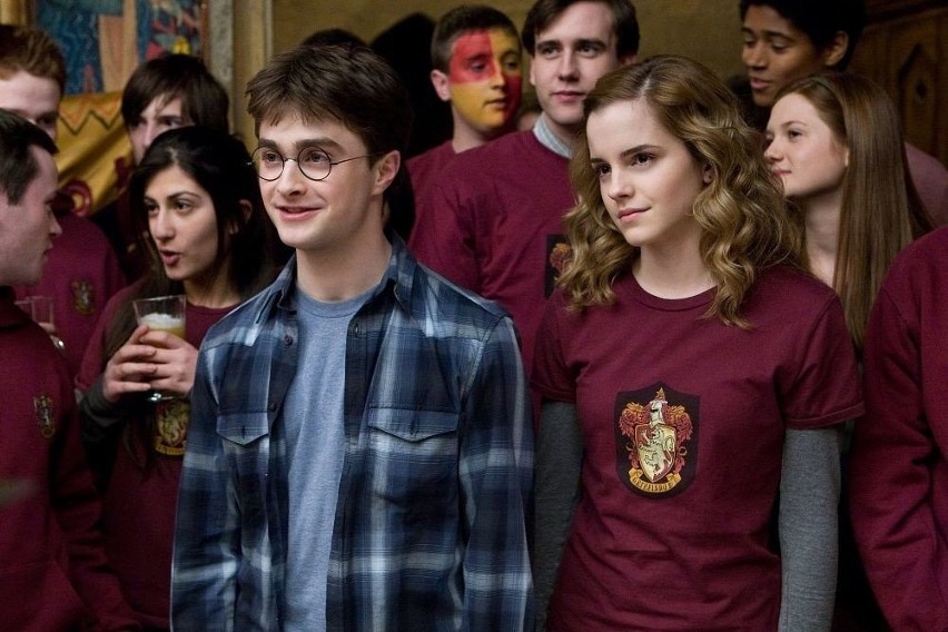 Harry Potter rozpoczyna kolejny rok nauki w Hogwarcie....