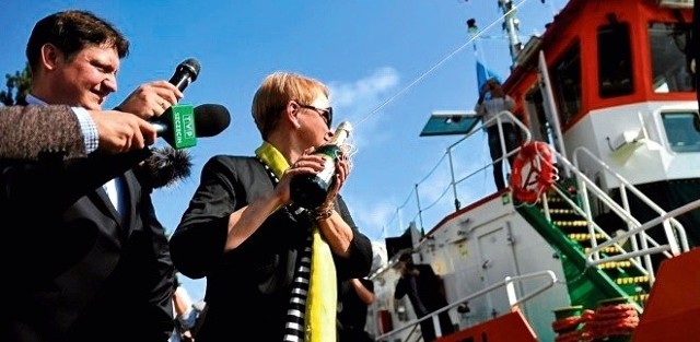 Halina Czarnecka, dyrektor RZGW w Gdańsku, w trakcie chrztu lodołamacza Andrzej.