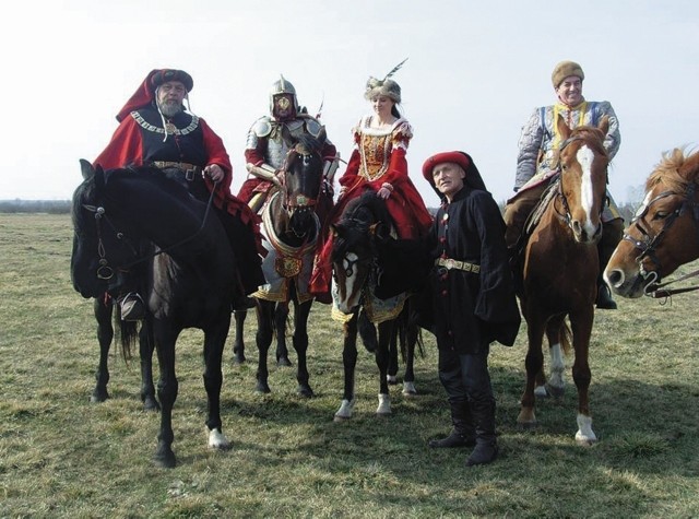 Konna pielgrzymka do Rzymu będzie miała nie tylko charakter osobisty i religijny, ale też historyczny. Jeźdźcy pojadą w strojach z różnych epok polskiej jazdy konnej - od rycerza, husarza, szwoleżera z epoki napoleońskiej do ułana II Rzeczypospolitej.