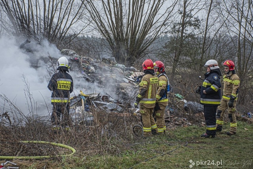 Sterty odpadów paliła się w czwartek, 13 stycznia w...