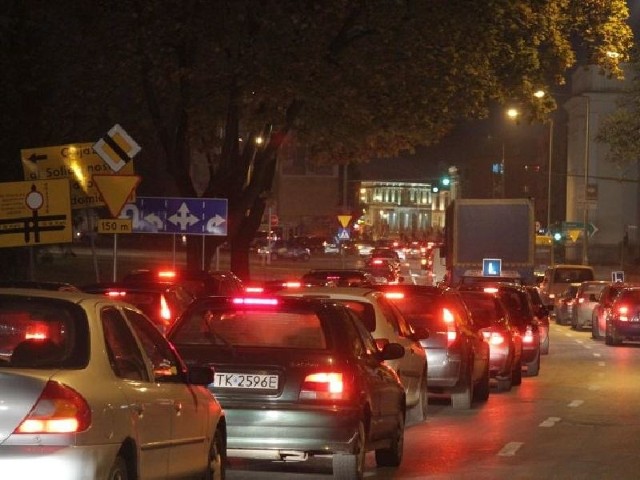 Korki w poniedziałkowy wieczór na Warszawskiej w Kielcach.