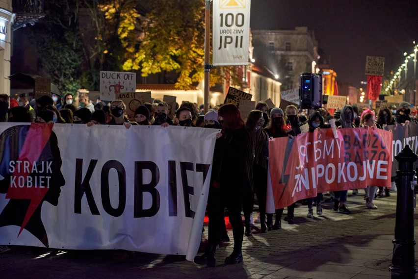 Zanieśli znicze i chryzantemy przed siedzibę Prawa i Sprawiedliwości. „Strajk Kobiet” w dniu Wszystkich Świętych. Zobacz zdjęcia