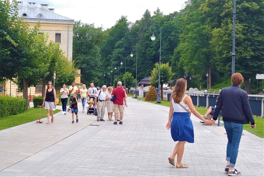 Krynica. Tłumy turystów w sądeckim uzdrowisku. Oblegana Góra Parkowa [ZDJĘCIA] 21.08.2021