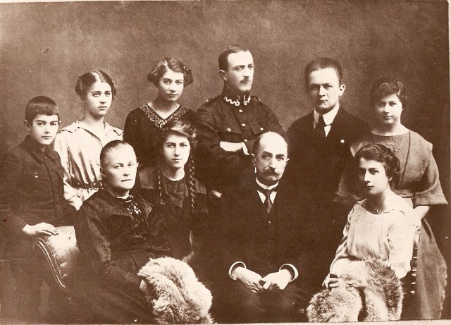 Rodzina Wyszyńskich. Od  lewej siedzi  Zofia, trzeci siedzi Aleksander, drugi od prawej stoi Kazimierz, czwarta od prawej Maria - mama Barbary Jarosz.  1920 rok. Osoba Kazimierza to fotomontaż